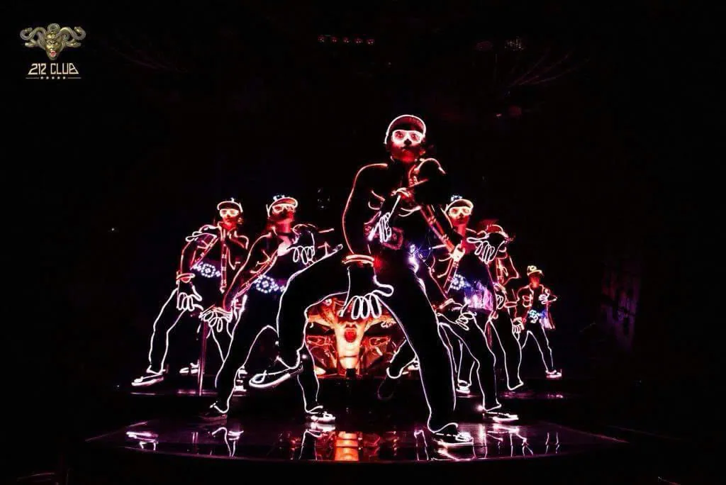 LED dance — đội hình phát sáng trong khán phòng tối
