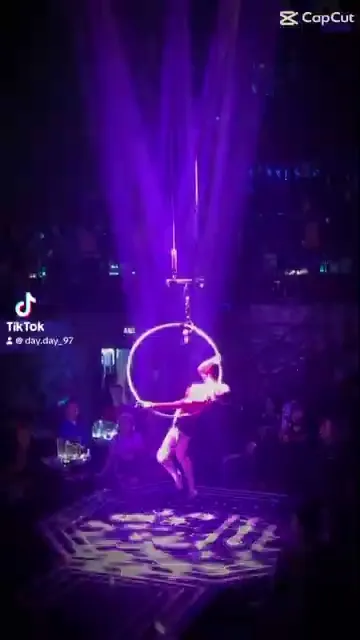Vòng lụa trên không