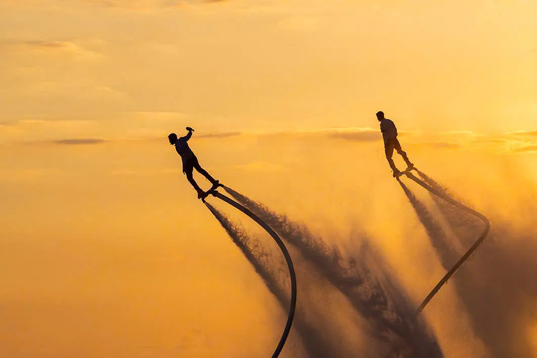 Đội hình bay trên nền hoàng hôn