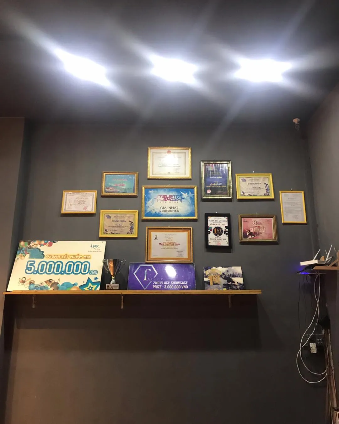 Kệ giải thưởng của Galaxy Dance Center