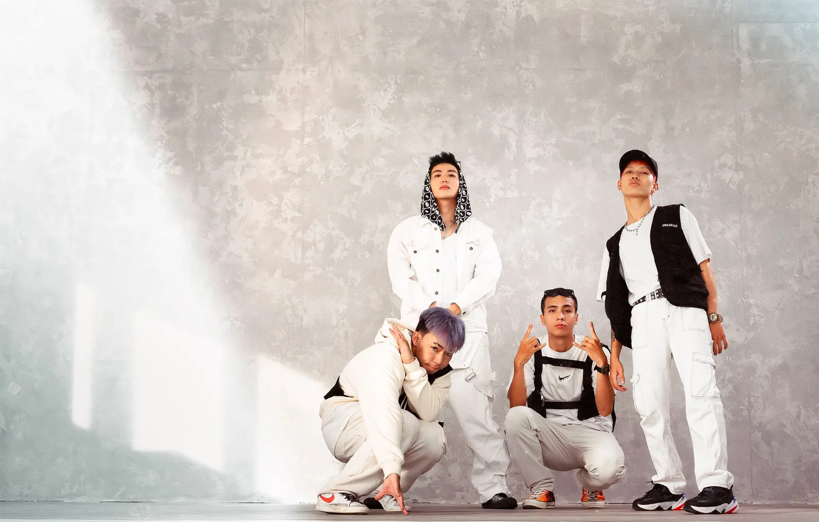 Đội hình chụp studio