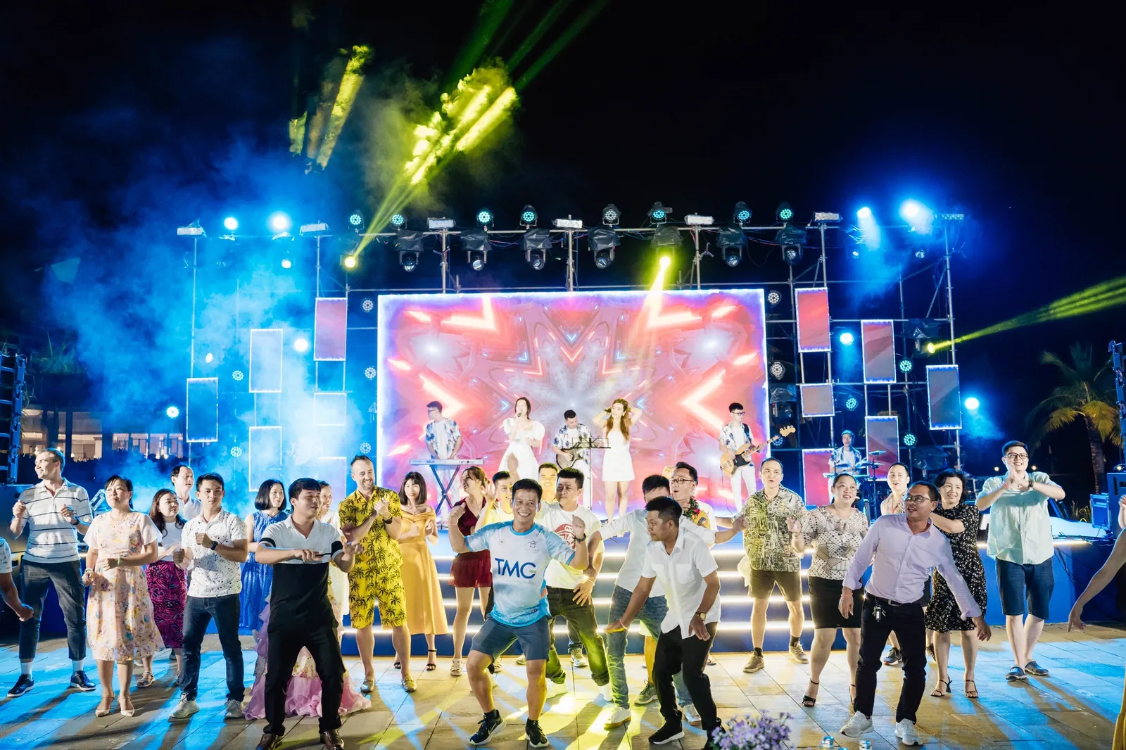 Ban nhạc và khán phòng trong đêm gala
