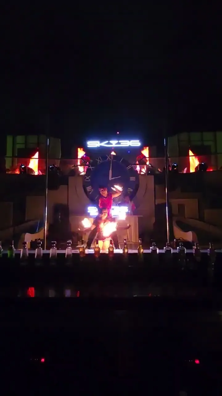 Fire show trên rooftop Sky36