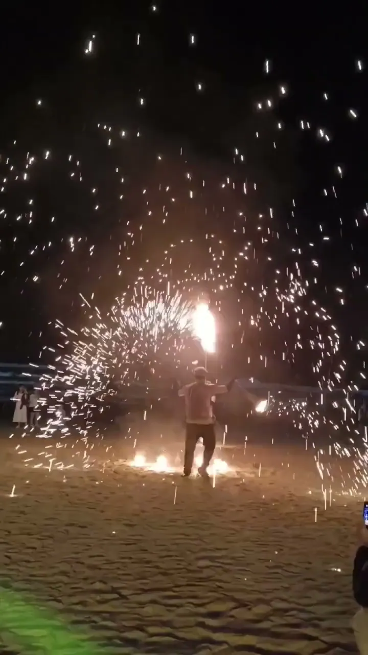 Múa lửa trên bãi biển đêm