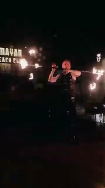 Nghệ sĩ fire art với quạt lửa