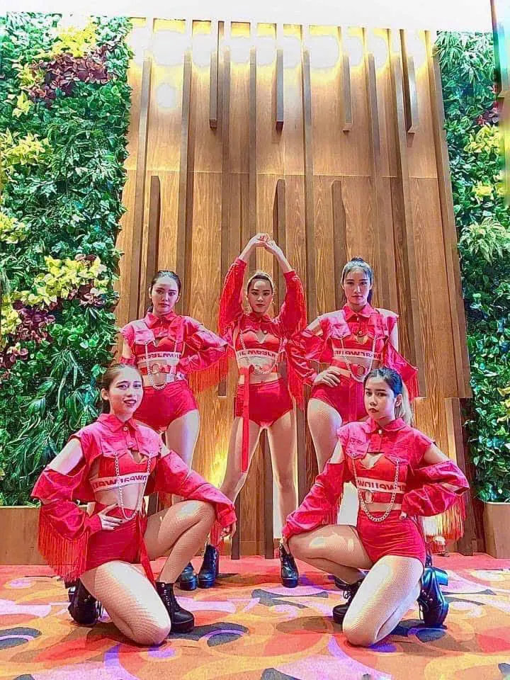 Tiết mục dance sân khấu — trang phục đỏ