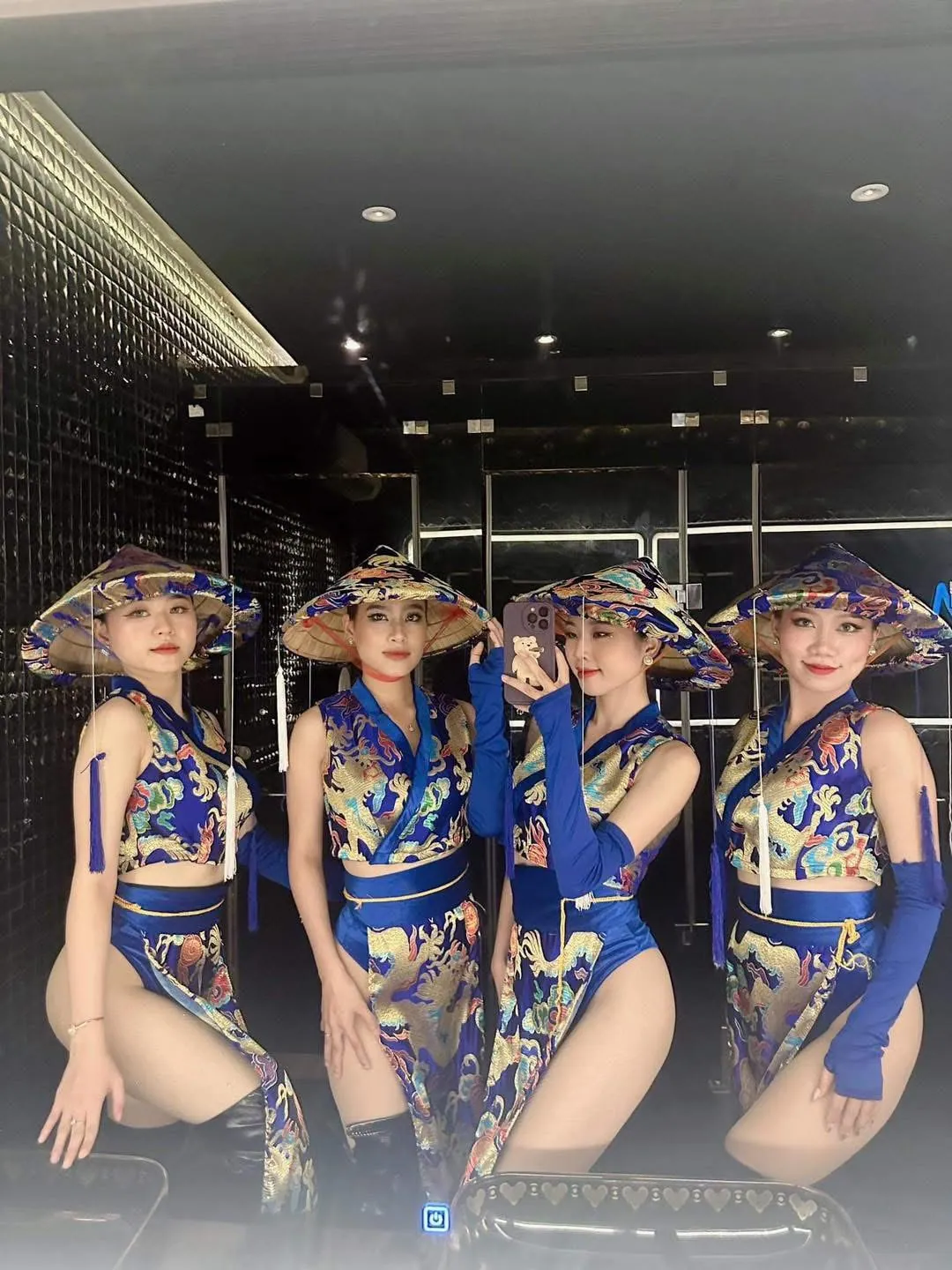 Tổ khúc dân tộc với nón lá