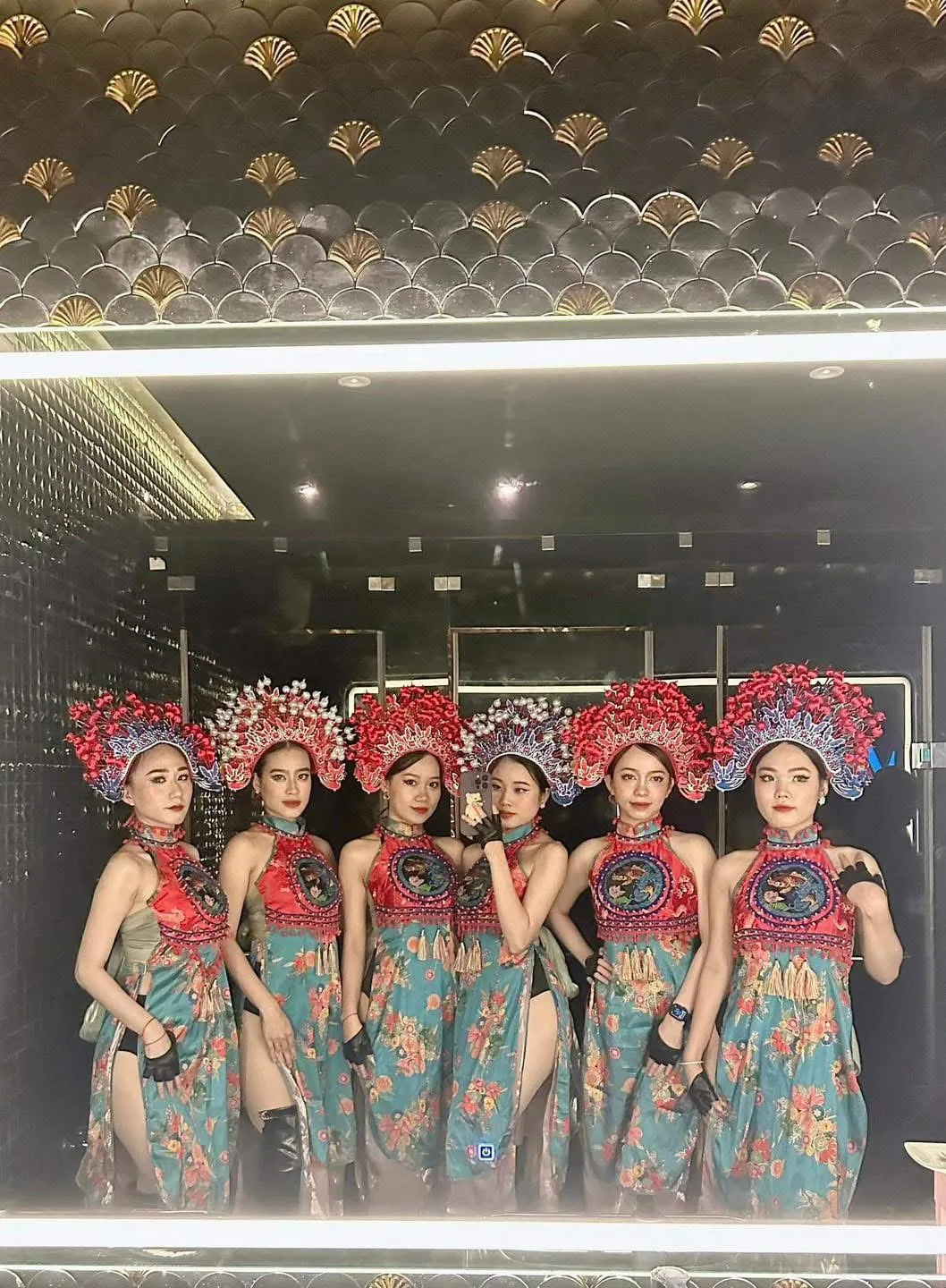 Trang phục truyền thống cách điệu