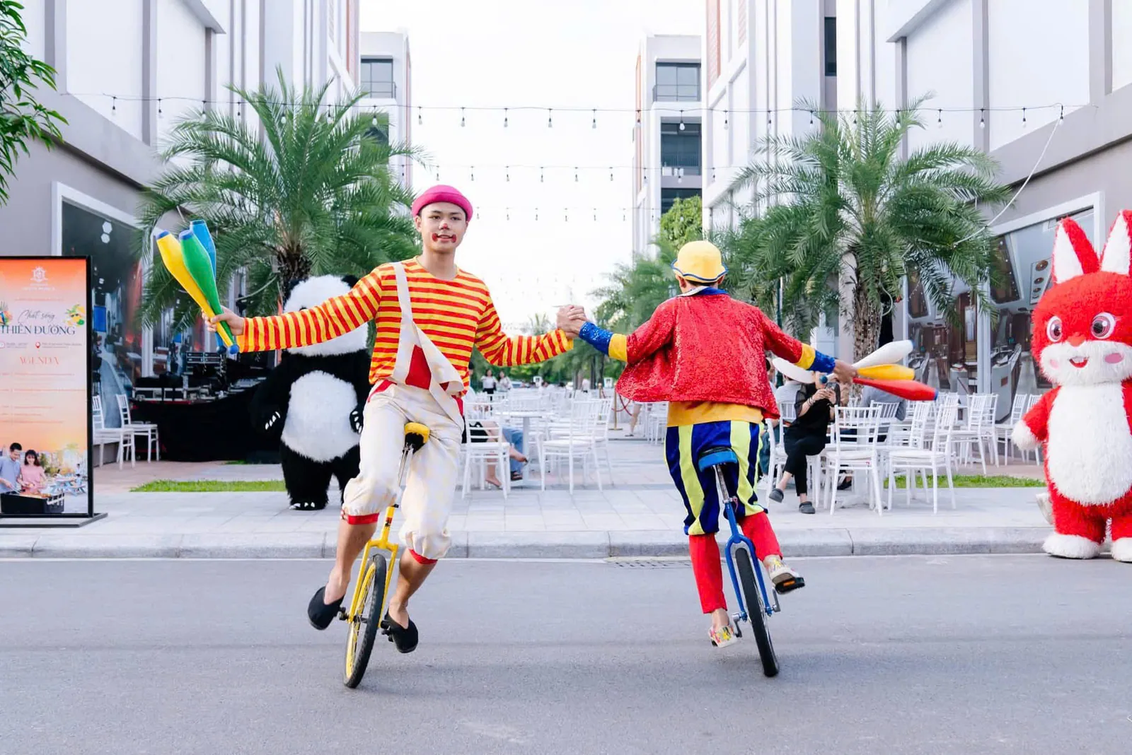 Cà kheo và chú hề tại lễ hội đường phố