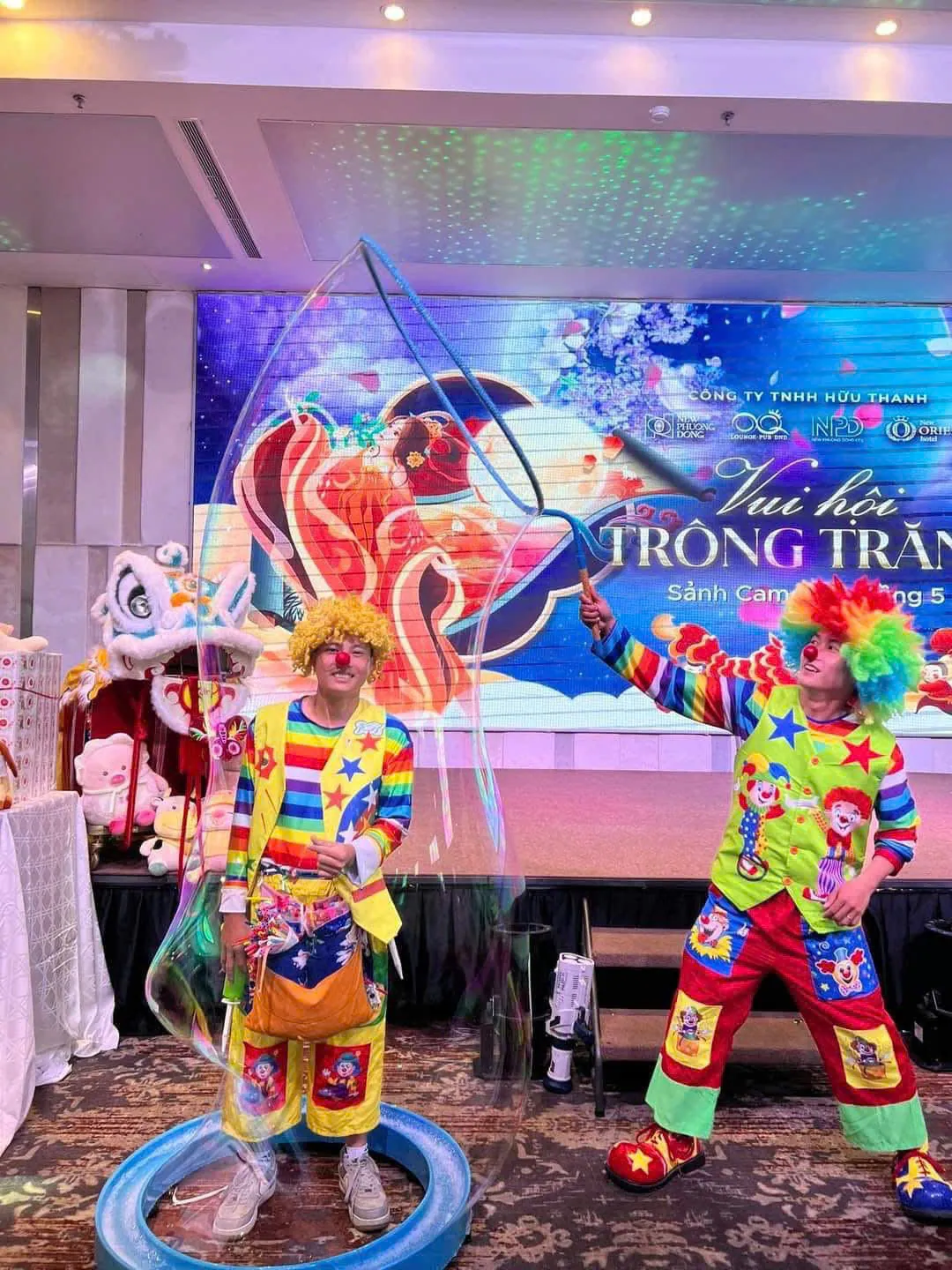 Chú hề bong bóng tại ngày hội gia đình